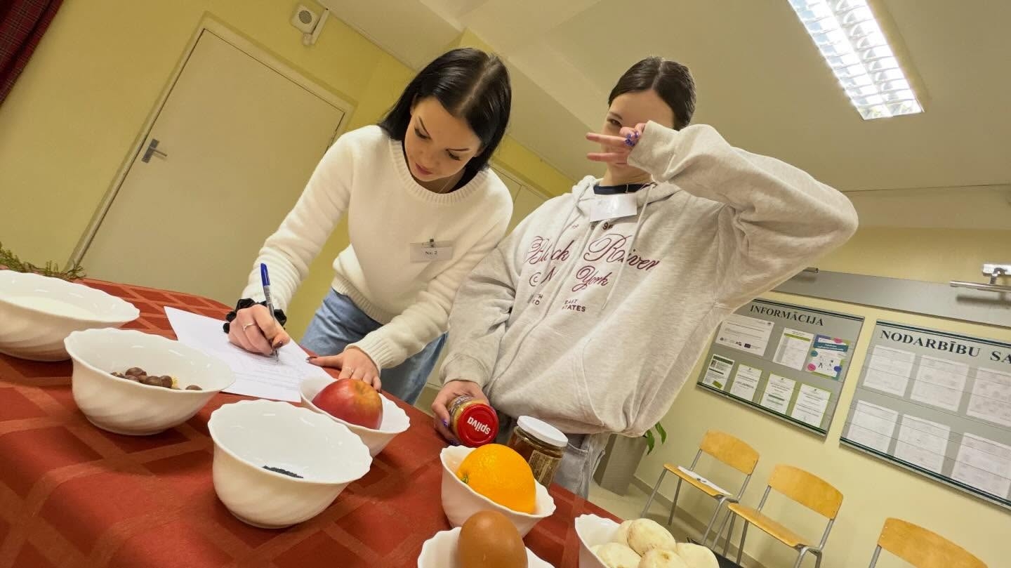 Dalībniece veic uzdevumu, demonstrējot profesionālās prasmes konkursa laikā.