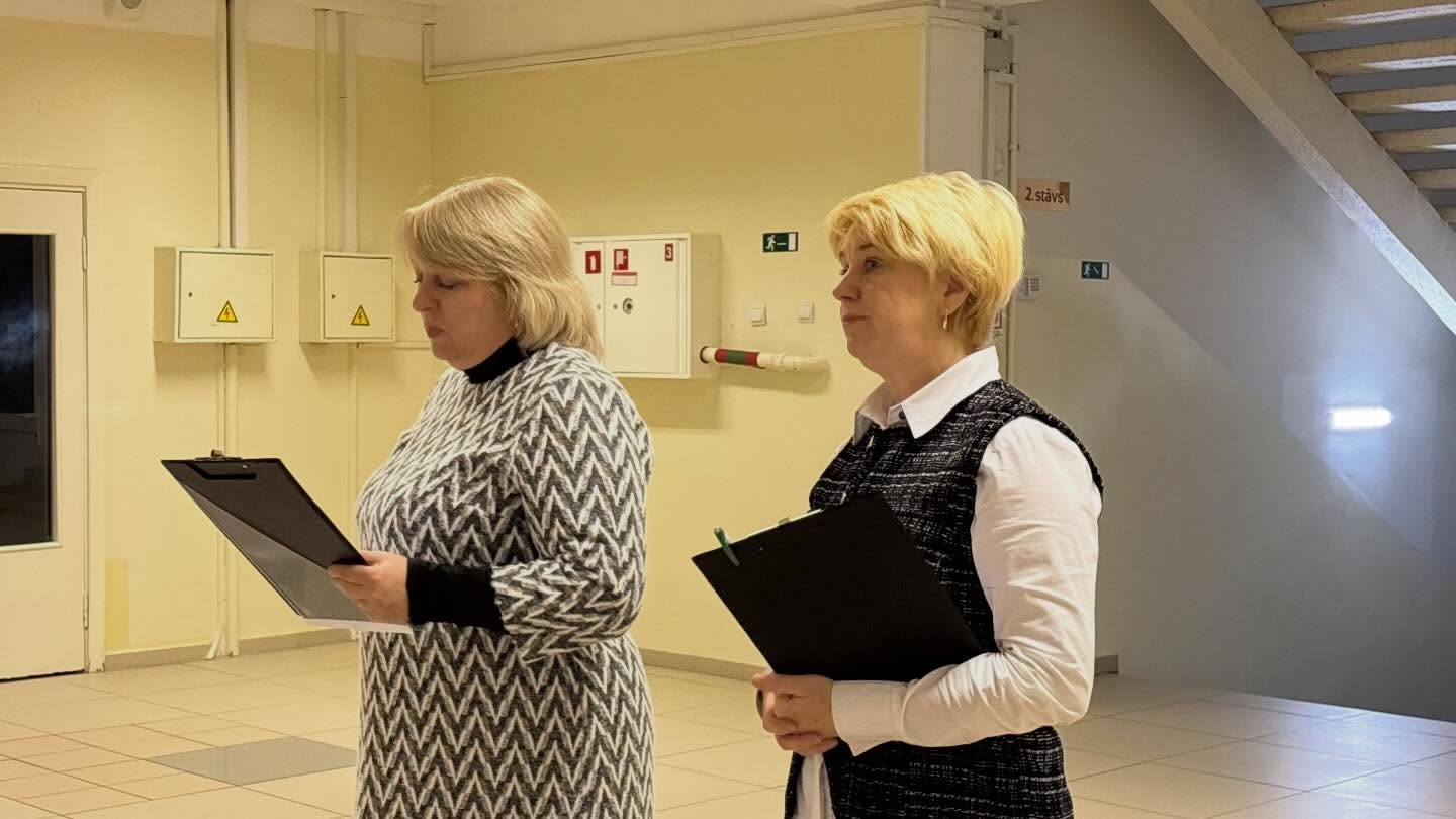 Konkursa žūrijas locekles izvērtē dalībnieku sniegumu mācību uzdevumu laikā.