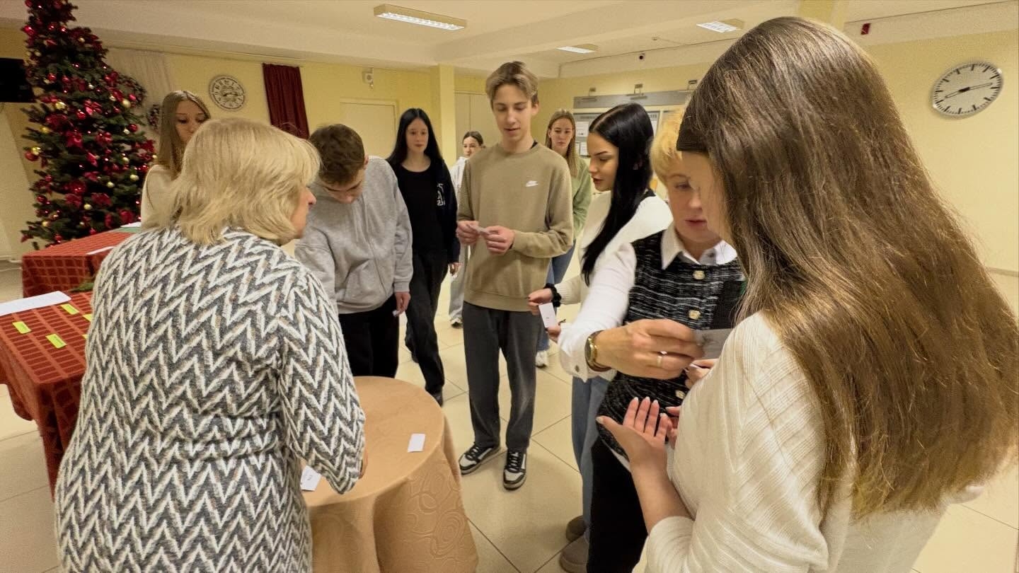 Izglītojamie saņem uzdevumus un instrukcijas konkursa praktiskajai daļai.
