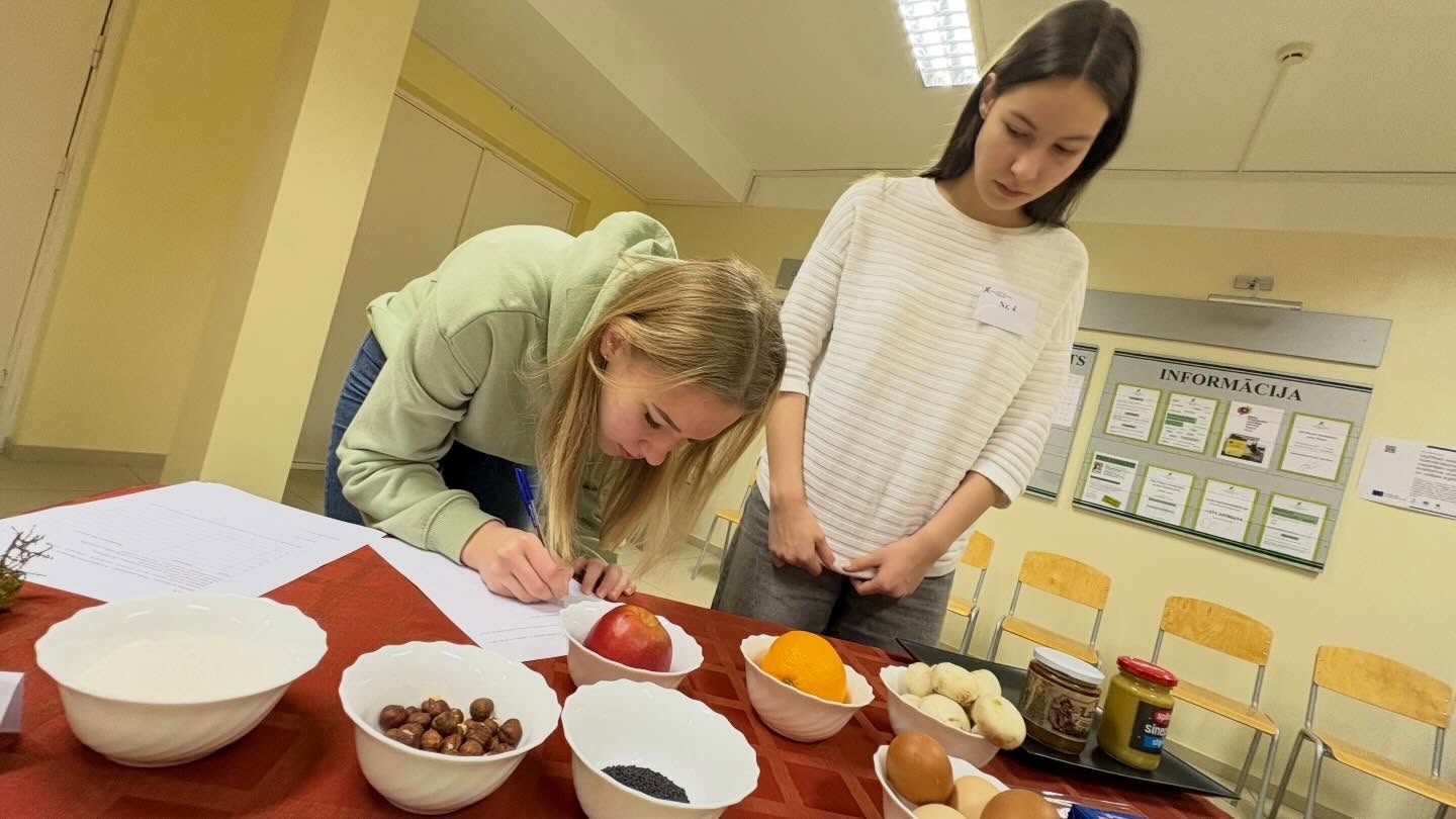 K-11 grupas dalībnieces strādā ar produktu izvērtēšanas uzdevumu konkursa ietvaros.