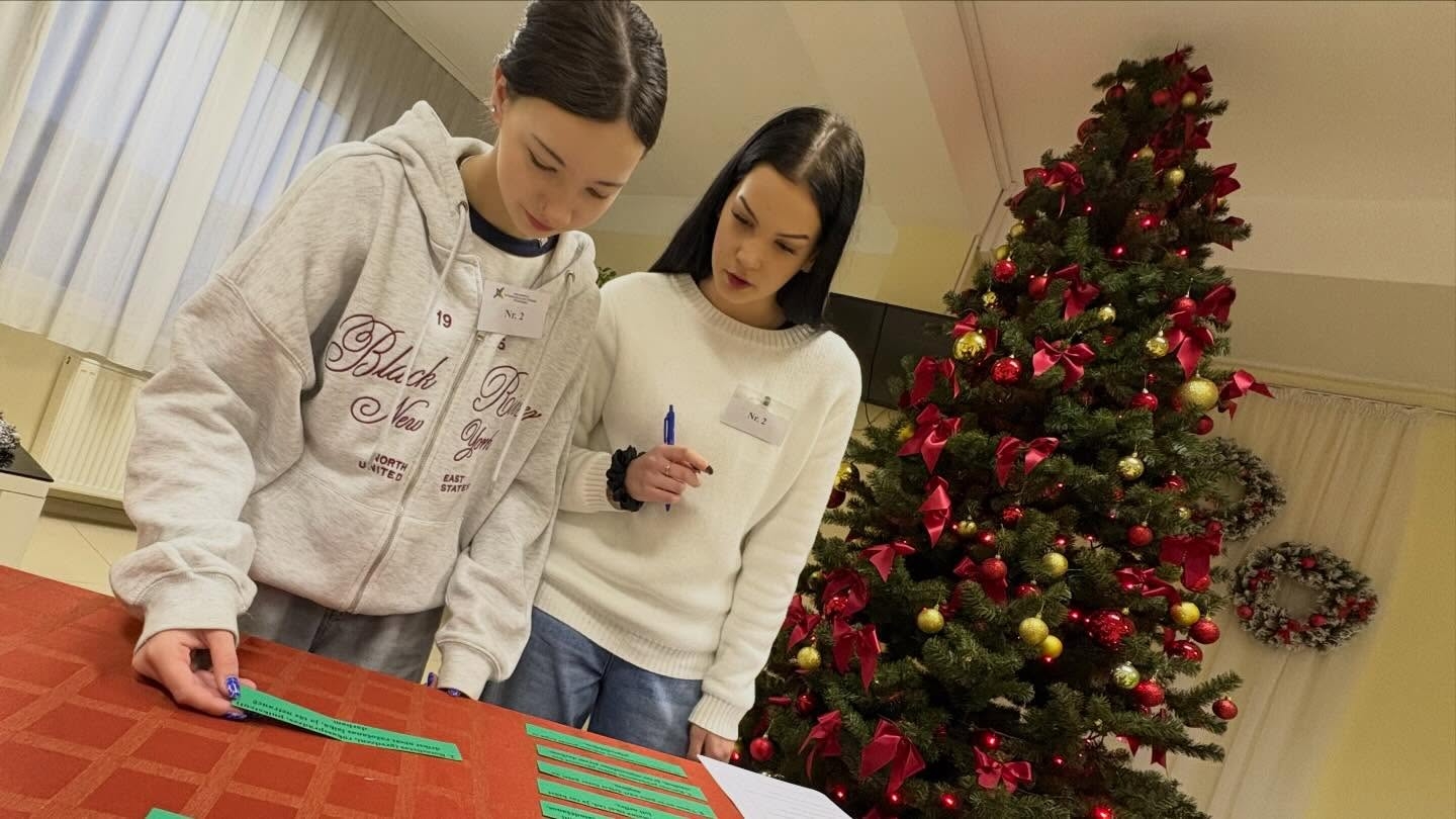 Izglītojamās aizpilda uzdevumu lapas, analizējot konkursa darba posmus.