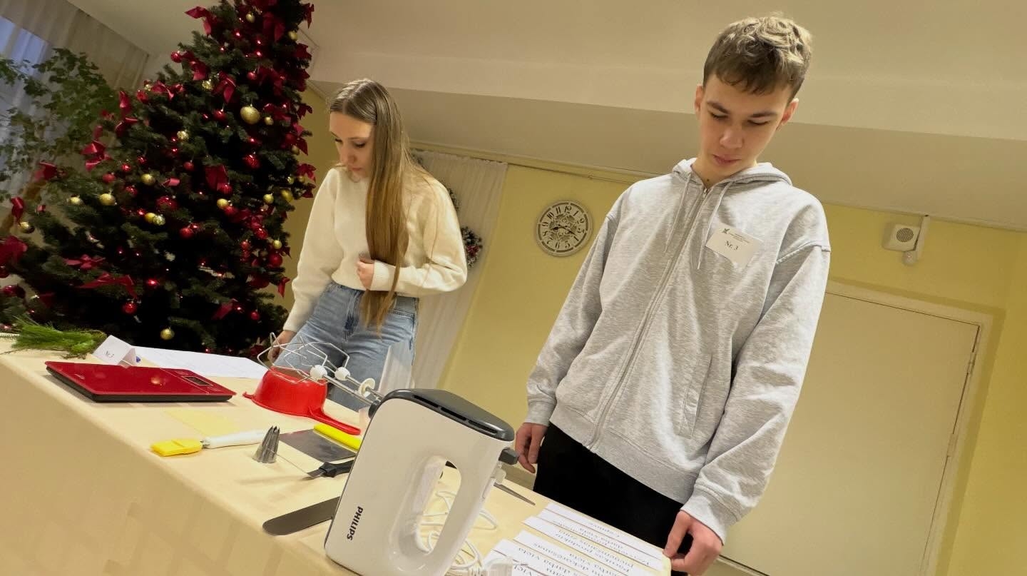 Konkursa dalībnieces sadarbojas, pildot praktisko uzdevumu par produktu izvēli.