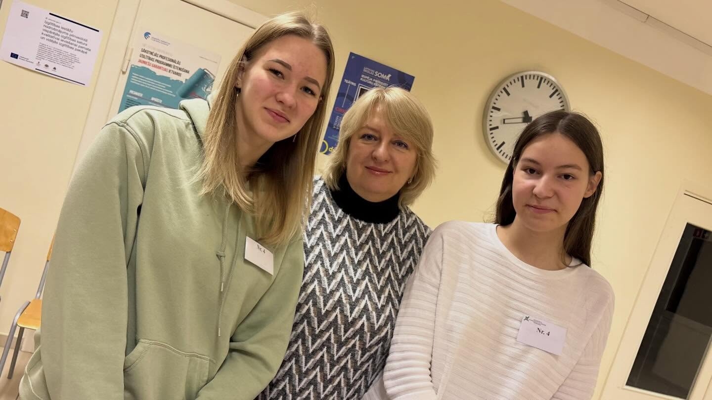 Konkursa dalībnieki aizpilda uzdevumu lapas komandu darba laikā.