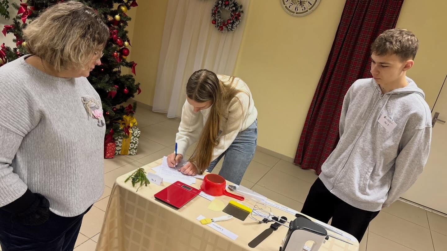 Izglītojamās un pedagogs kopīgā foto pēc konkursa aktivitātēm.