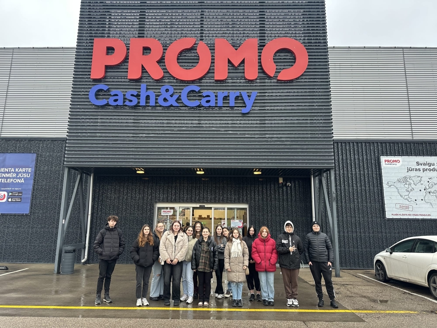 LD-41 grupas izglītojamie pie PROMO Cash&Carry veikala ieejas mācību ekskursijas laikā