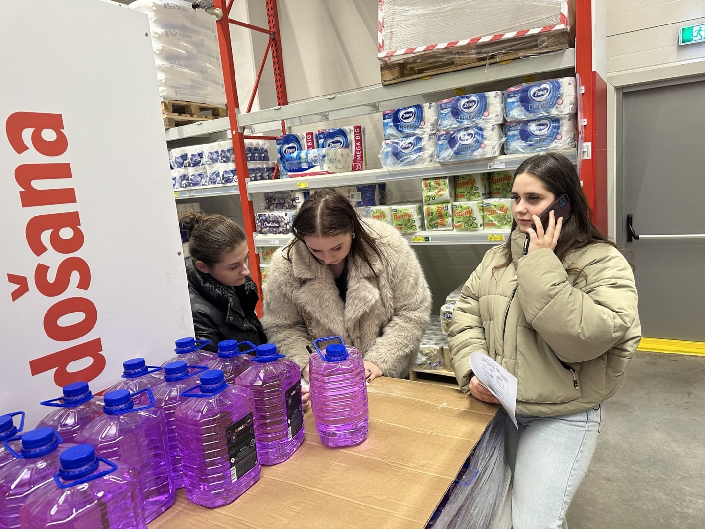 Izglītojamie veic praktisku uzdevumu, analizējot preces PROMO Cash&Carry veikalā