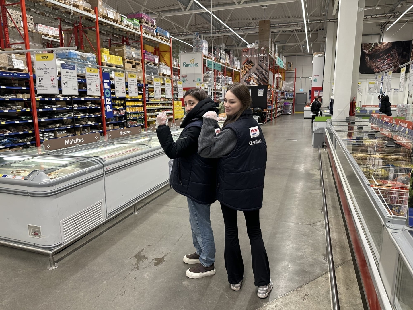 Izglītojamās analizē preču sortimentu un izvietojumu vairumtirdzniecības veikalā