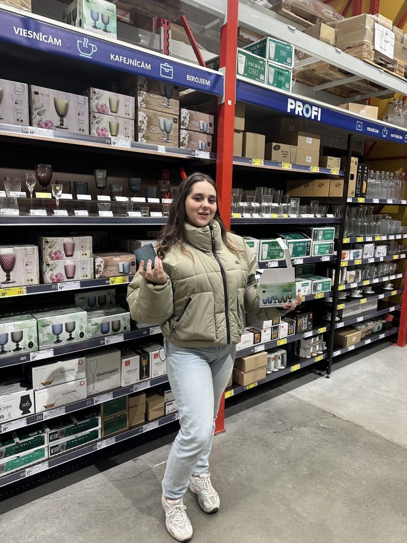 LD-41 grupas izglītojamie pēta preču cenas un akciju piedāvājumus