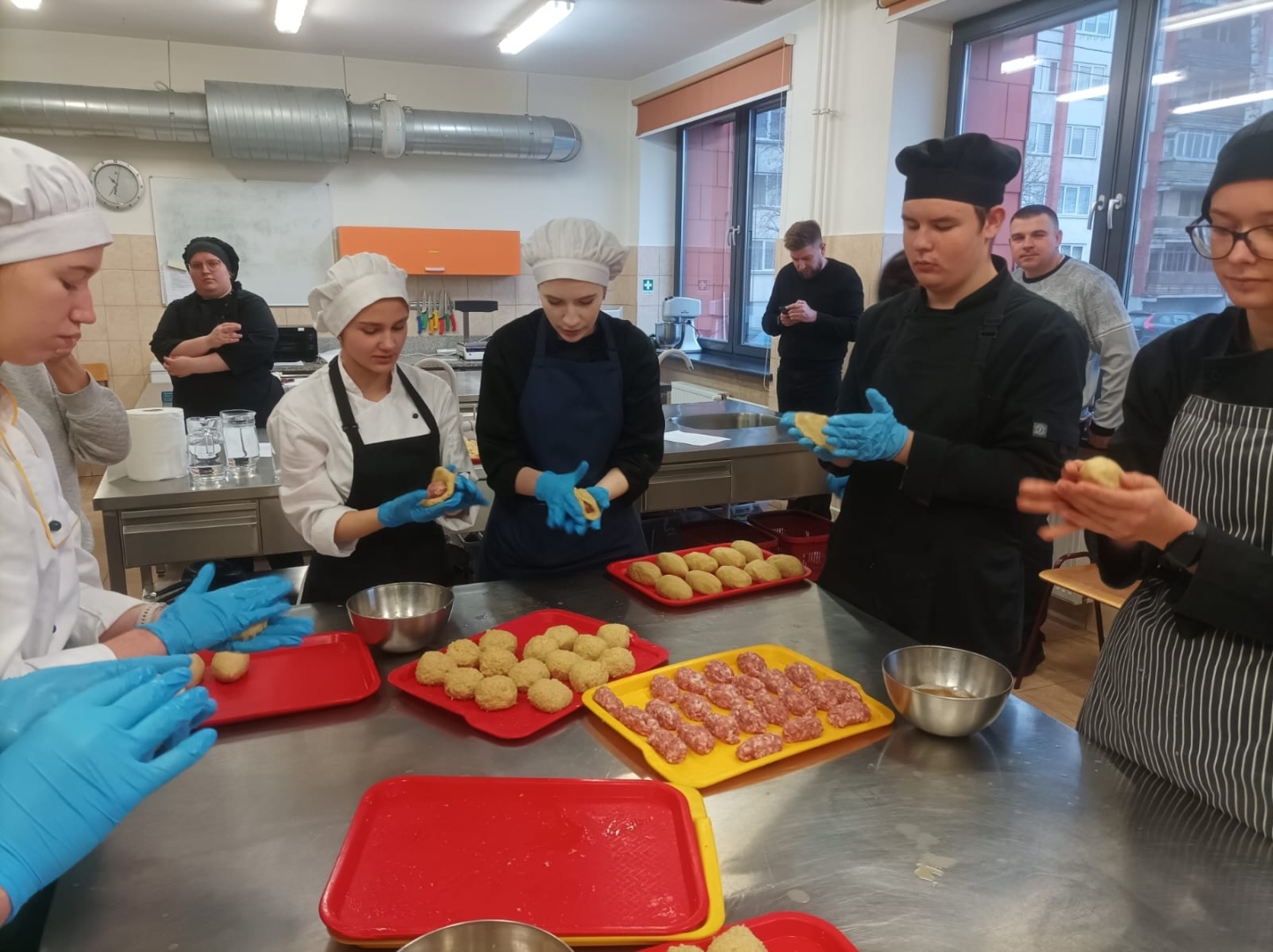 Ziemeļvalstu Ministru padomes Nordplus Junior programmas projekta “Modern regional cuisine” mācību mobilitātes laikā Šauļu Tehnoloģiju mācību centrā – izglītojamie praktiskajās nodarbībās gatavo tradicionālos ēdienus, strādājot profesionālā mācību virtuvē.