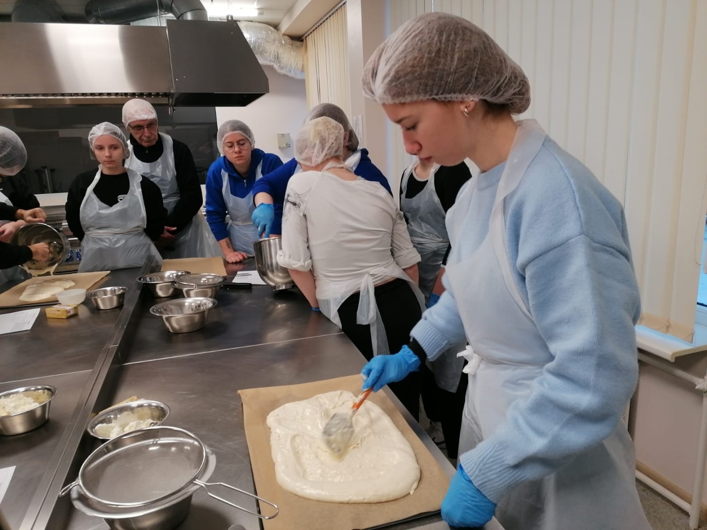 Nordplus Junior projekta “Modern regional cuisine” mācību mobilitātes laikā Šauļu Tehnoloģiju mācību centrā izglītojamie praktiskajā nodarbībā gatavo tradicionālu konditorejas izstrādājumu, strādājot profesionālā mācību virtuvē pedagogu vadībā.