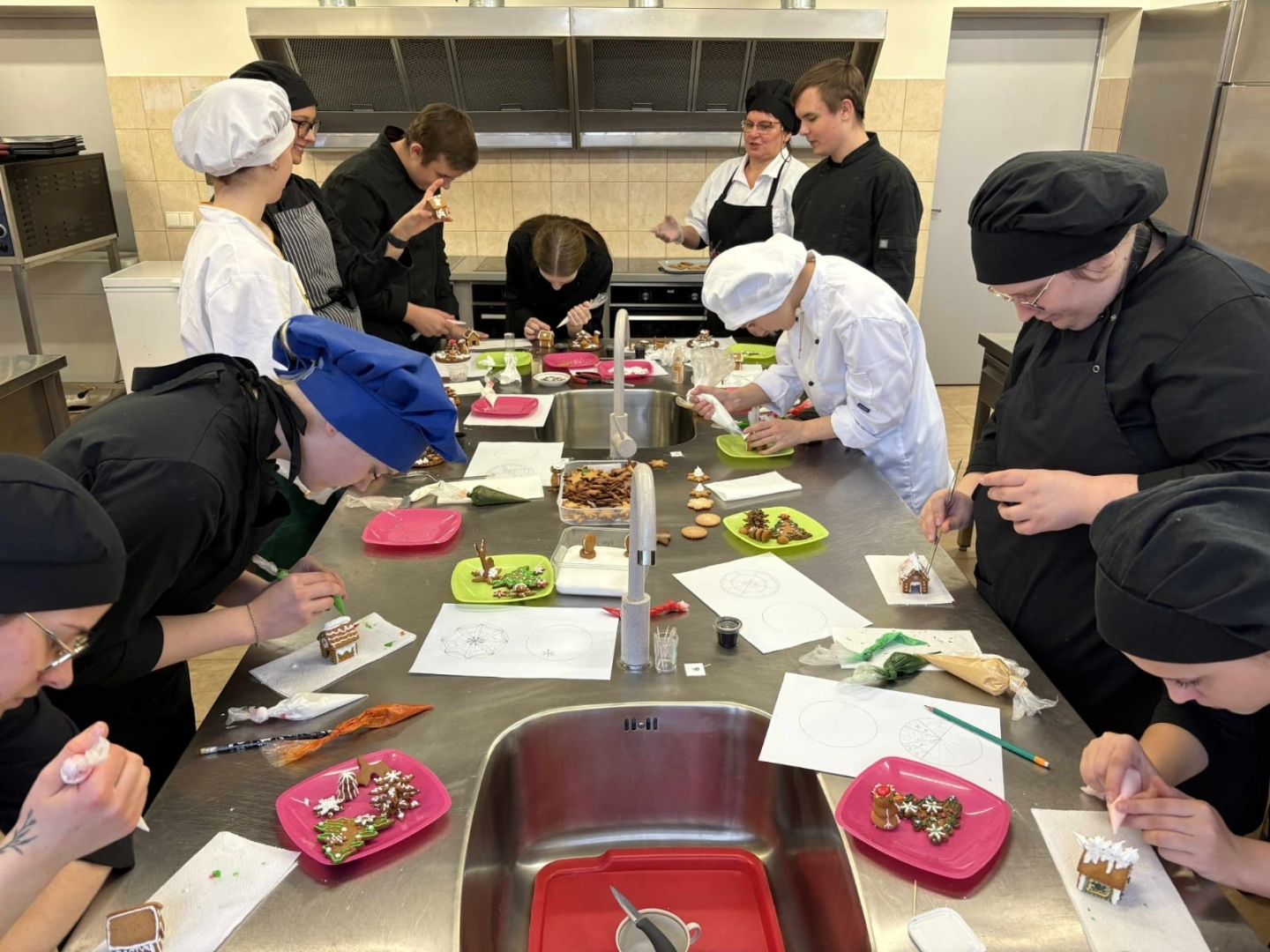 Nordplus Junior projekta “Modern regional cuisine” mācību mobilitātes laikā Daugavpils Tehnoloģiju un tūrisma tehnikuma pavāru un konditoru izglītojamie praktiskajā nodarbībā Šauļu Tehnoloģiju mācību centrā dekorē konditorejas izstrādājumus un pilnveido profesionālās prasmes.