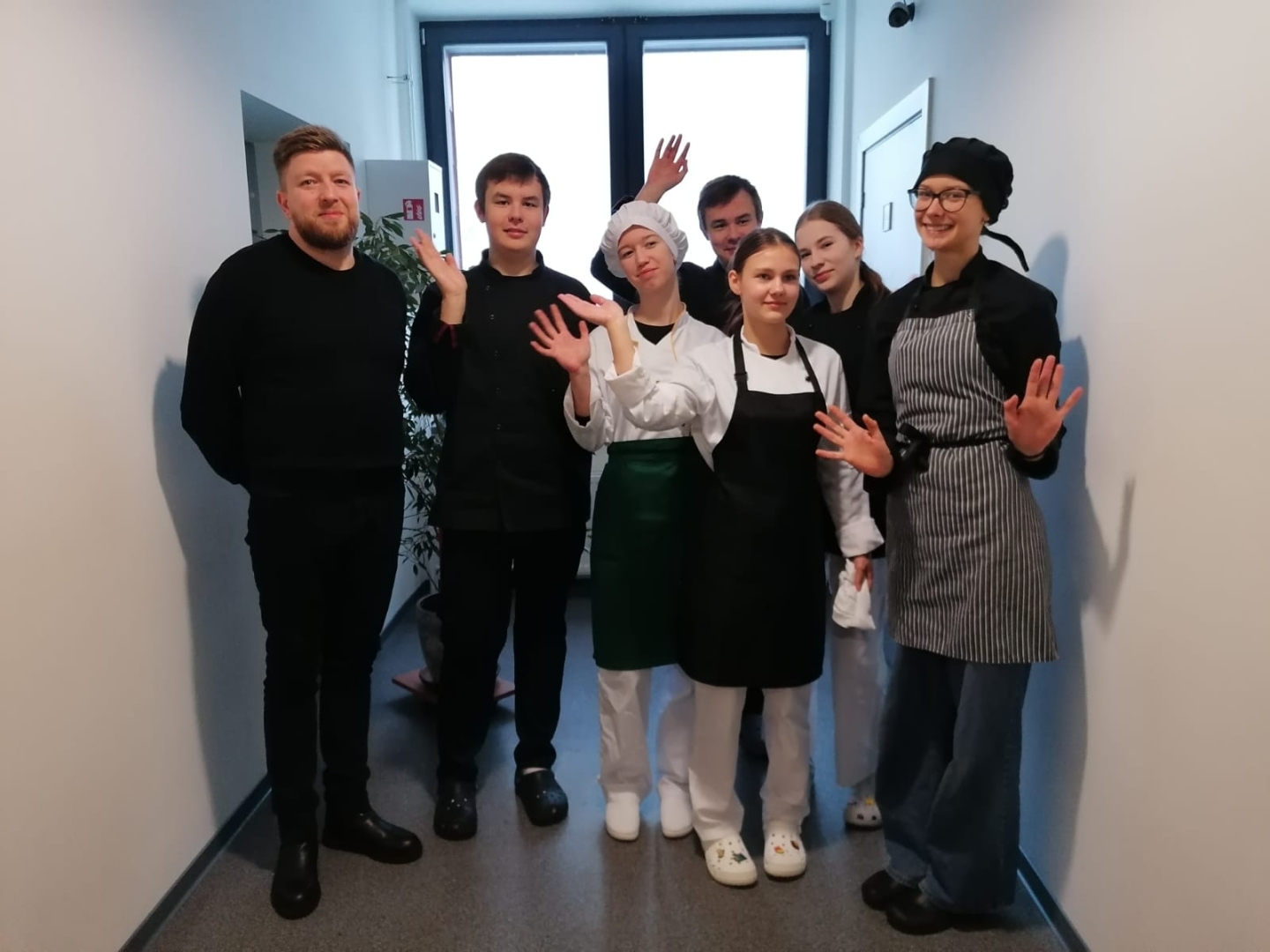 Ziemeļvalstu Ministru padomes Nordplus Junior programmas projekta “Modern regional cuisine” mācību mobilitātes laikā Daugavpils Tehnoloģiju un tūrisma tehnikuma izglītojamie un pedagogi kopā ar Lietuvas partneriem Šauļu Tehnoloģiju mācību centrā, noslēdzot kopīgās praktiskās kulinārijas aktivitātes.