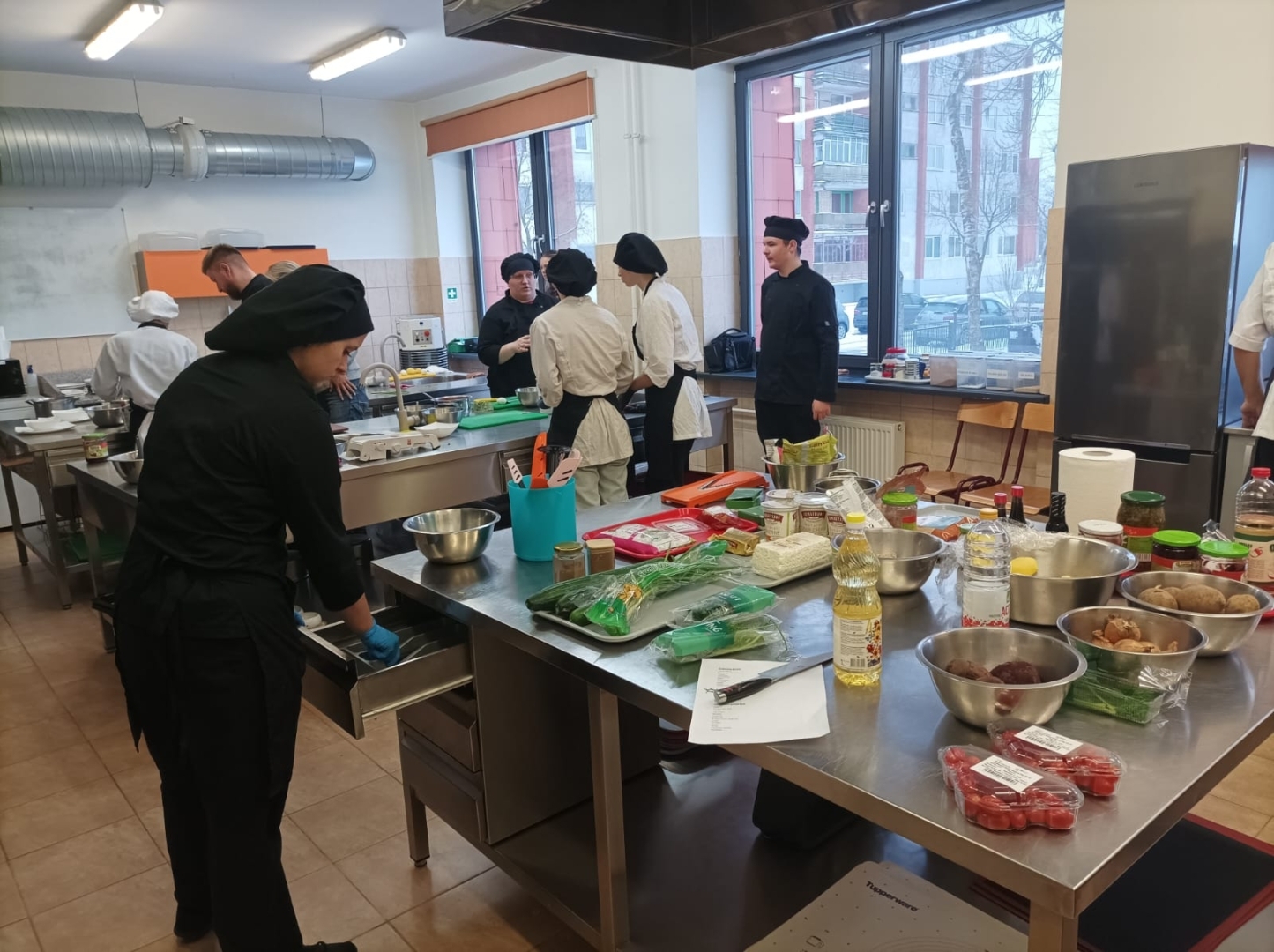 Ziemeļvalstu Ministru padomes Nordplus Junior programmas projekta “Modern regional cuisine” mācību mobilitātes laikā Daugavpils Tehnoloģiju un tūrisma tehnikuma pavāru un konditoru specialitāšu izglītojamie praktiskajās nodarbībās Šauļu Tehnoloģiju mācību centra mācību virtuvē, gatavojot ēdienus un sadarbojoties starptautiskā komandā.