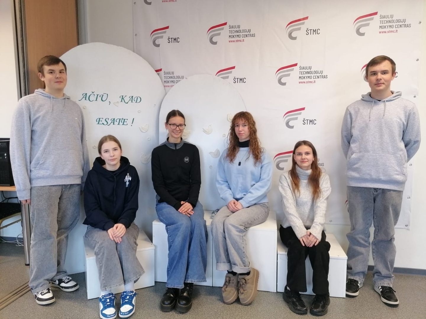 Ziemeļvalstu Ministru padomes Nordplus Junior programmas projekta “Modern regional cuisine” mācību mobilitātes laikā Šauļu Tehnoloģiju mācību centrā – Latvijas izglītojamie kopīgā grupas foto pie Šauļu Tehnoloģiju mācību centra (ŠTMC) informatīvā fona.