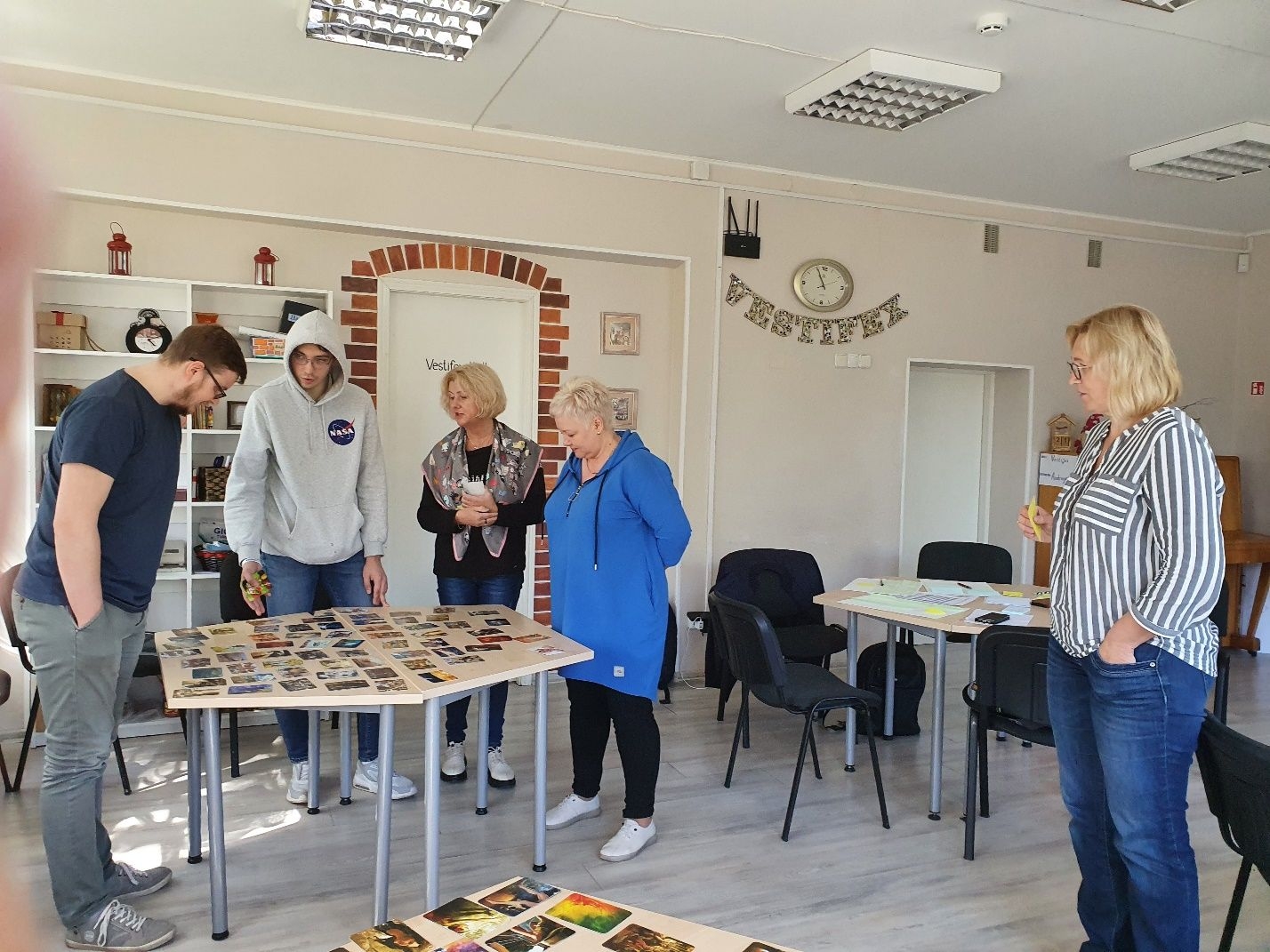 iekštelpas ar neierastu galda spēli