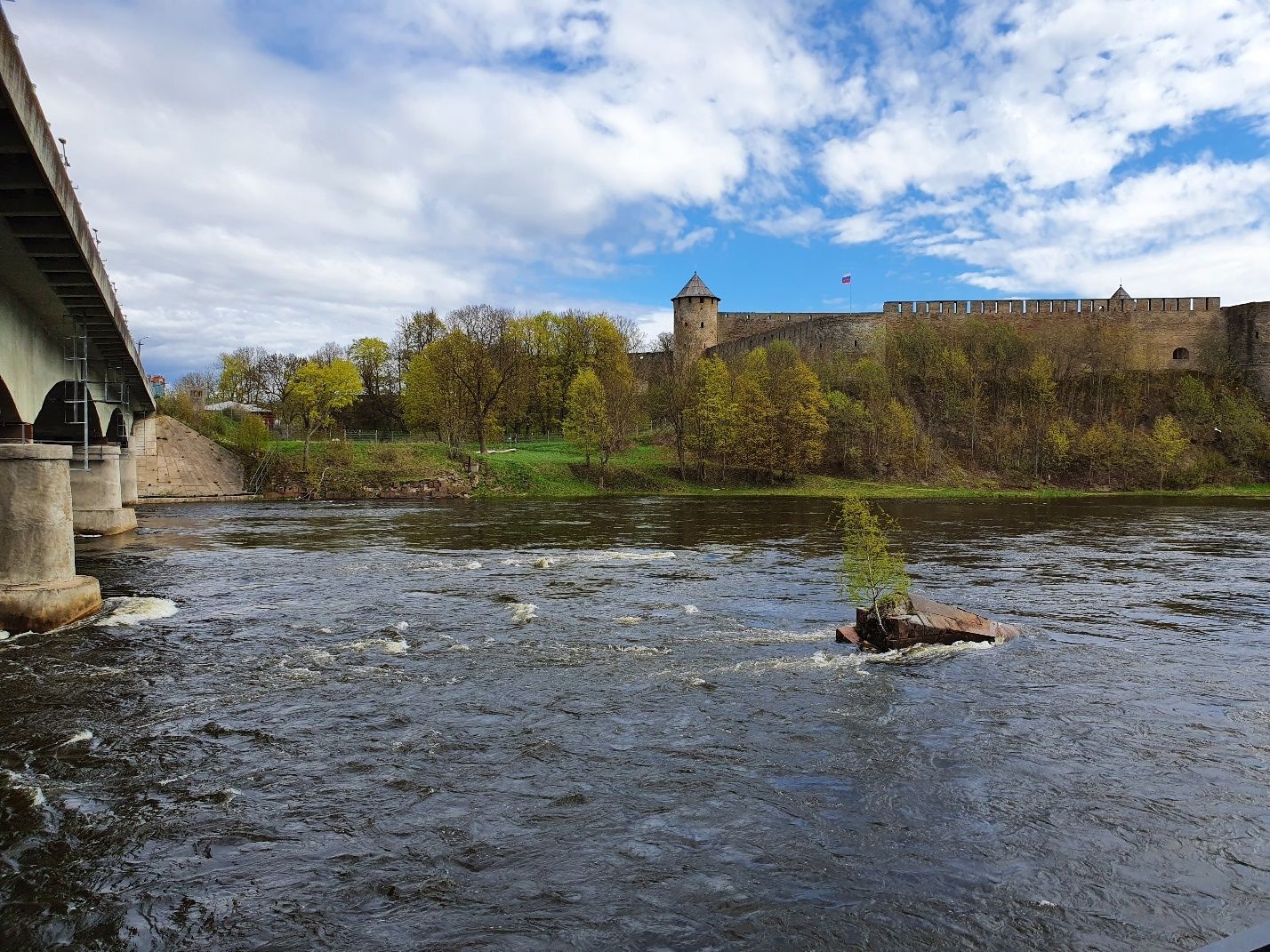 Dabas skats ar upi un cietoksni