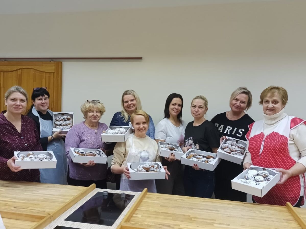 Neformālās izglītības kursu “Magoņu smalkmaizītes – klasika ar raksturu” dalībnieki ar pašu gatavotām magoņu smalkmaizītēm Miera ielas mācību korpusā.