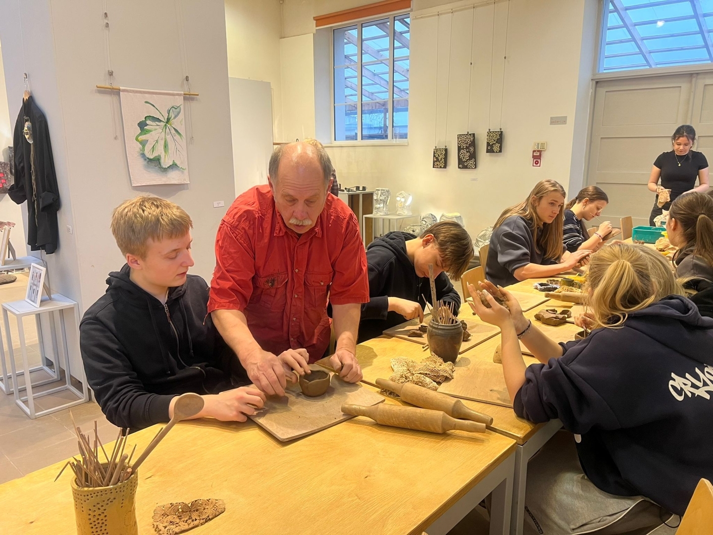 Keramikas nodarbība Daugavpils Māla mākslas centrā, kur skolēni kopā ar meistaru veido māla traukus
