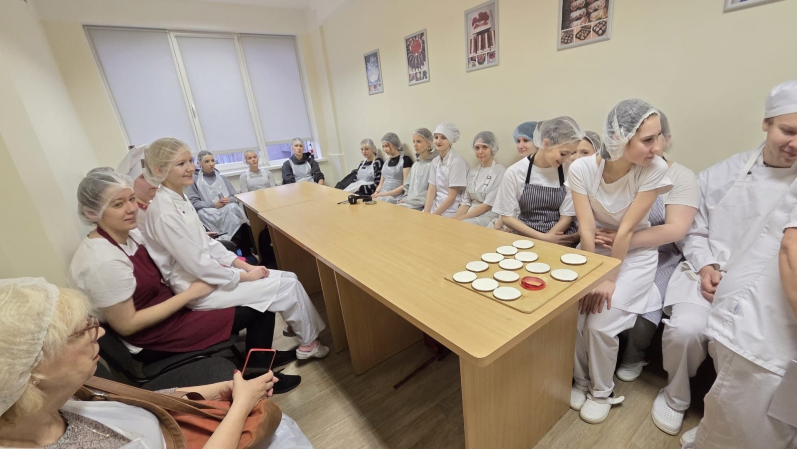 Topošie konditori mācību laboratorijā piedalās teorētiskajā nodarbībā par konditorejas izstrādājumu gatavošanu