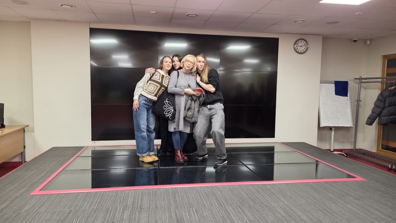 Poļu skolēni kopīgā fotogrāfijā tehnikuma telpās Erasmus+ mobilitātes laikā