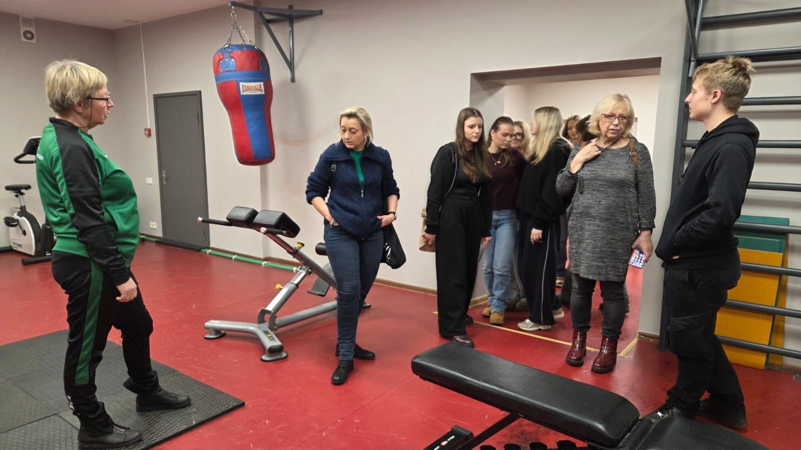 Viesi un tehnikuma pārstāvji iepazīstas ar sporta zāli un trenažieru aprīkojumu