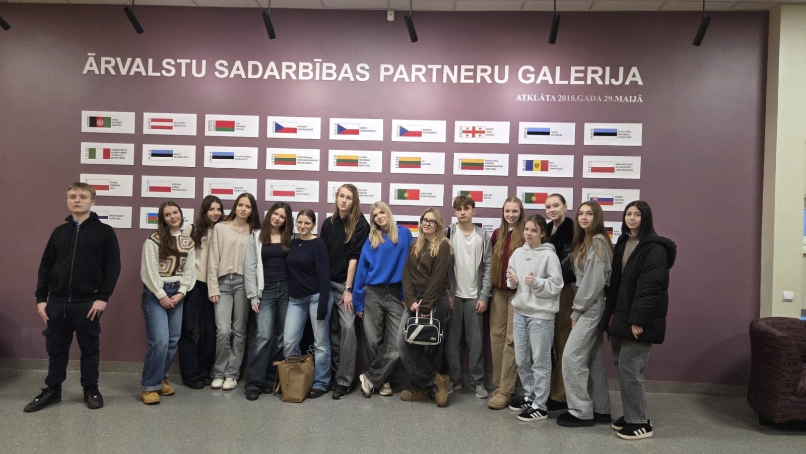 Poļu un Latvijas skolēnu kopbilde pie Ārvalstu sadarbības partneru galerijas tehnikumā