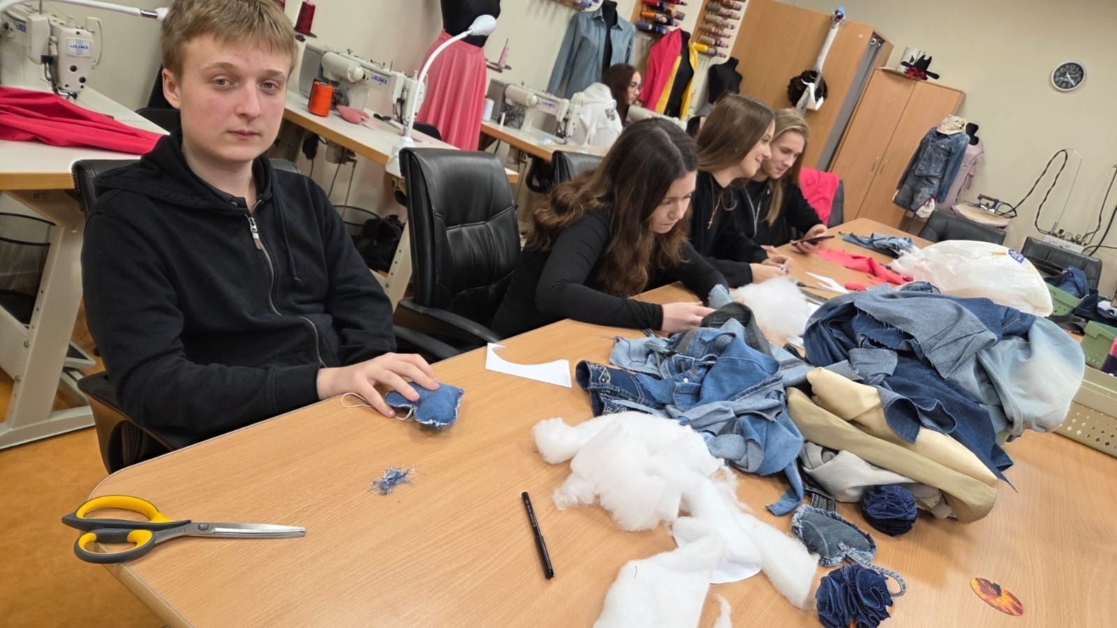Skolēni praktiskajā nodarbībā strādā ar tekstila materiāliem un auduma detaļām