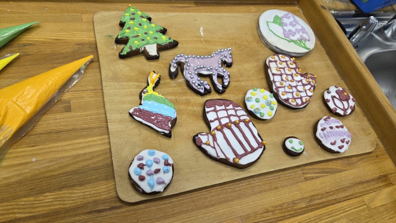 Dekorētas Ziemassvētku piparkūkas uz galda konditorejas nodarbībā