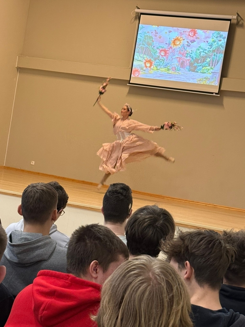 Baleta izrādes “Riekstkodis” fragments – dejotāja lec uz skatuves skatītāju klātbūtnē.