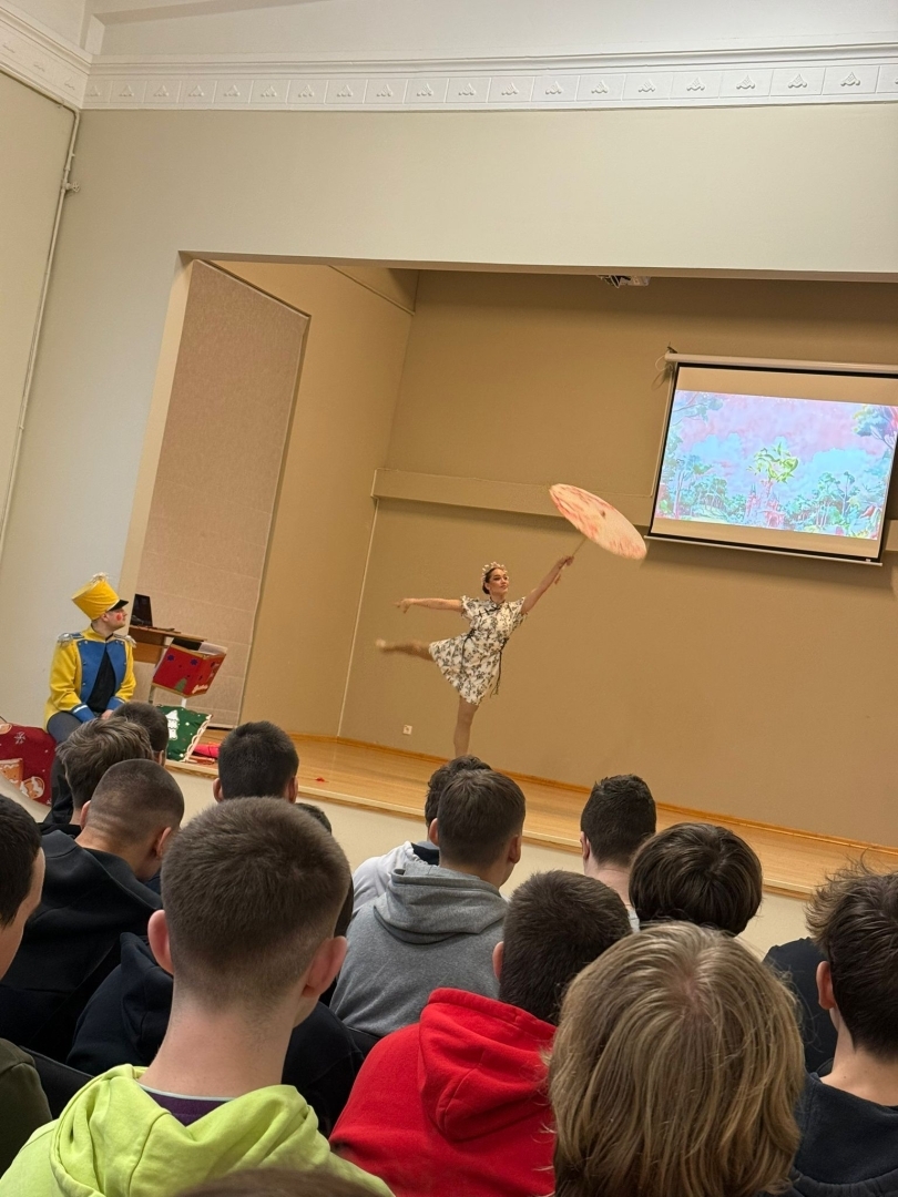 Skatuves aina no baleta “Riekstkodis”, kur dejotāja ar lietussargu uzstājas skatītājiem.