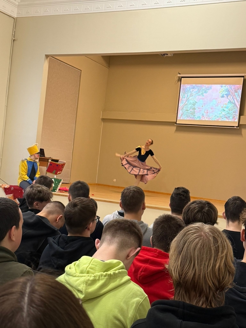 Baleta izrādes “Riekstkodis” fragments ar dejotāju rozā kostīmā uz skatuves.