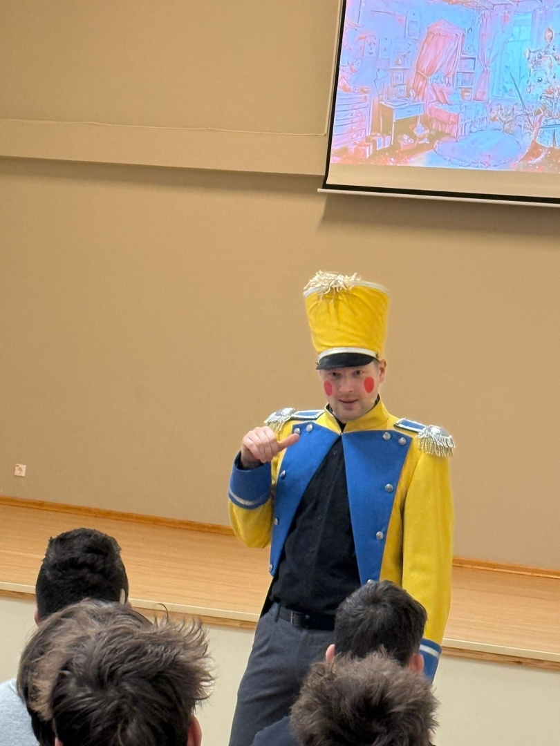 Riekstkoža tēls baleta izrādē “Riekstkodis” uzstājas skatītāju priekšā.