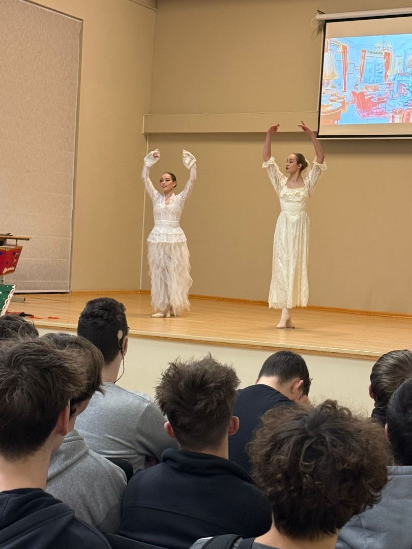 Baleta izrādes “Riekstkodis” aina ar divām dejotājām baltos tērpos uz skatuves.