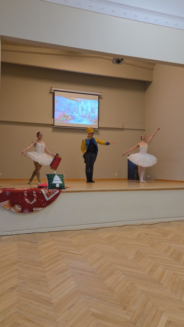 Baleta izrādes “Riekstkodis” noslēguma aina ar dejotājiem uz skatuves.