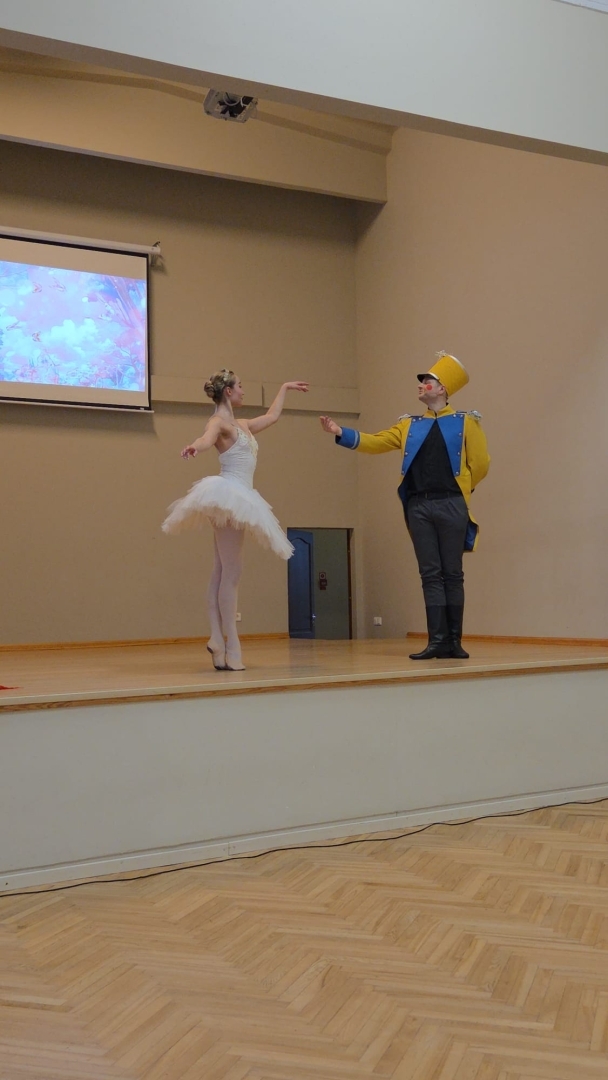 Baleta izrādes “Riekstkodis” fragments – dejotāja un Riekstkoža tēls uz skatuves.