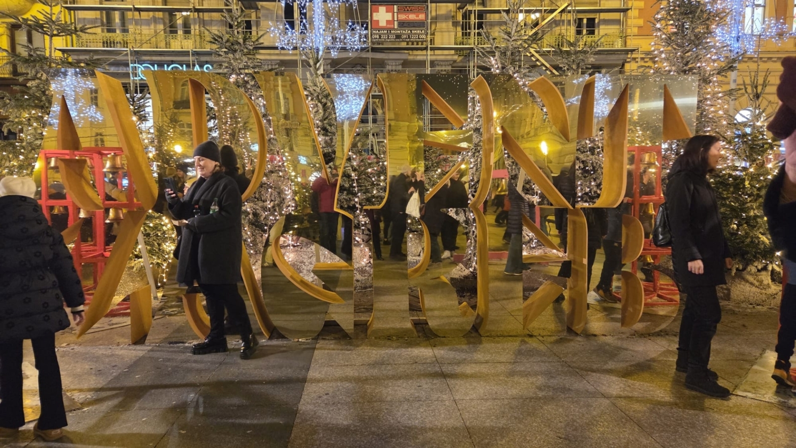 Ziemassvētku pilsētas instalācija ar spoguļburtiem un svētku apgaismojumu Zagrebā.
