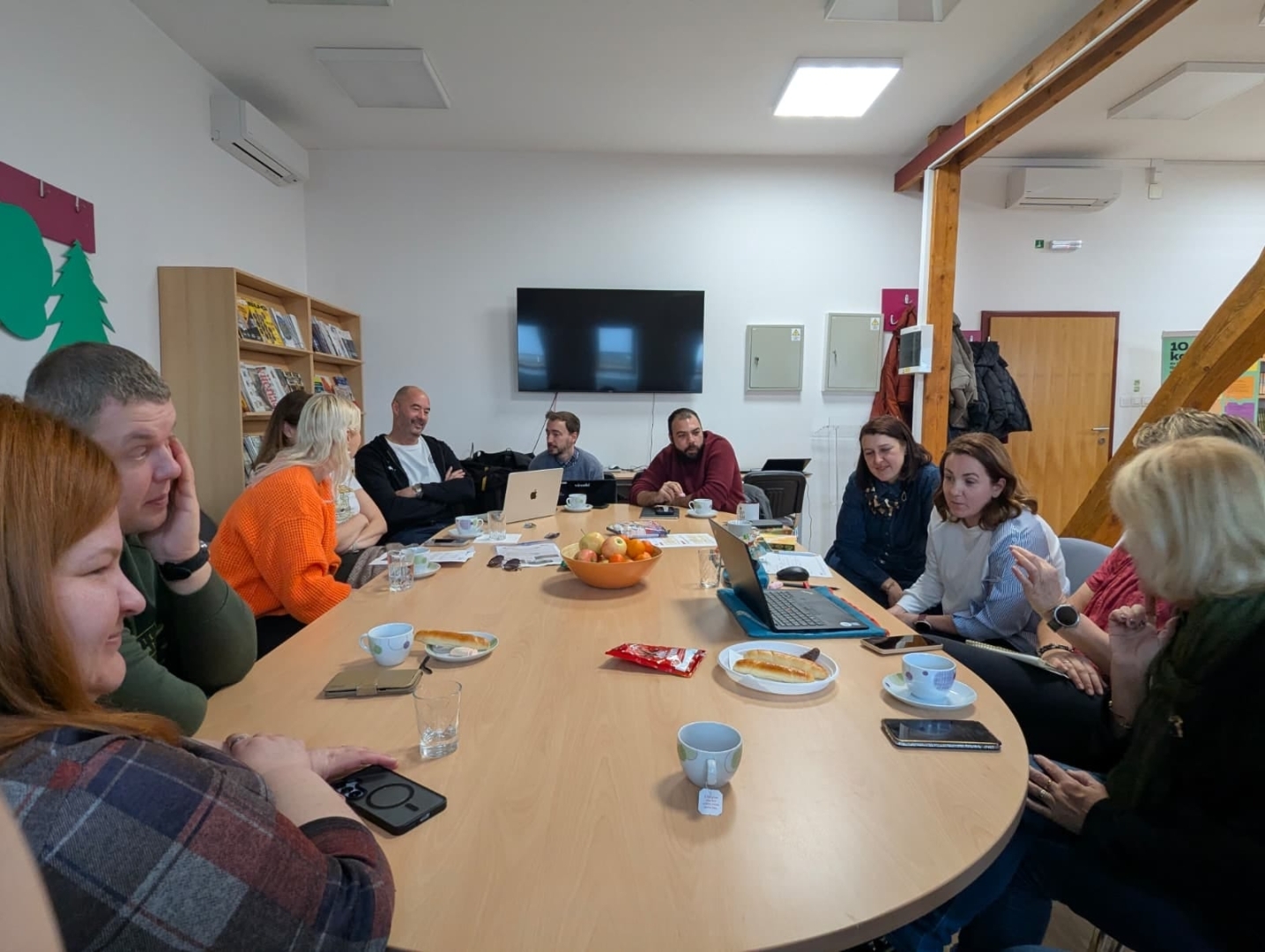 Erasmus+ projekta partneru darba sanāksme pie apaļā galda mācību telpā.