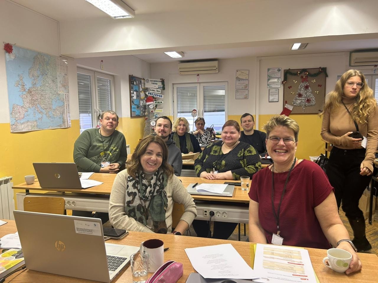 Projekta dalībnieki un pedagogi mācību nodarbības laikā klasē.