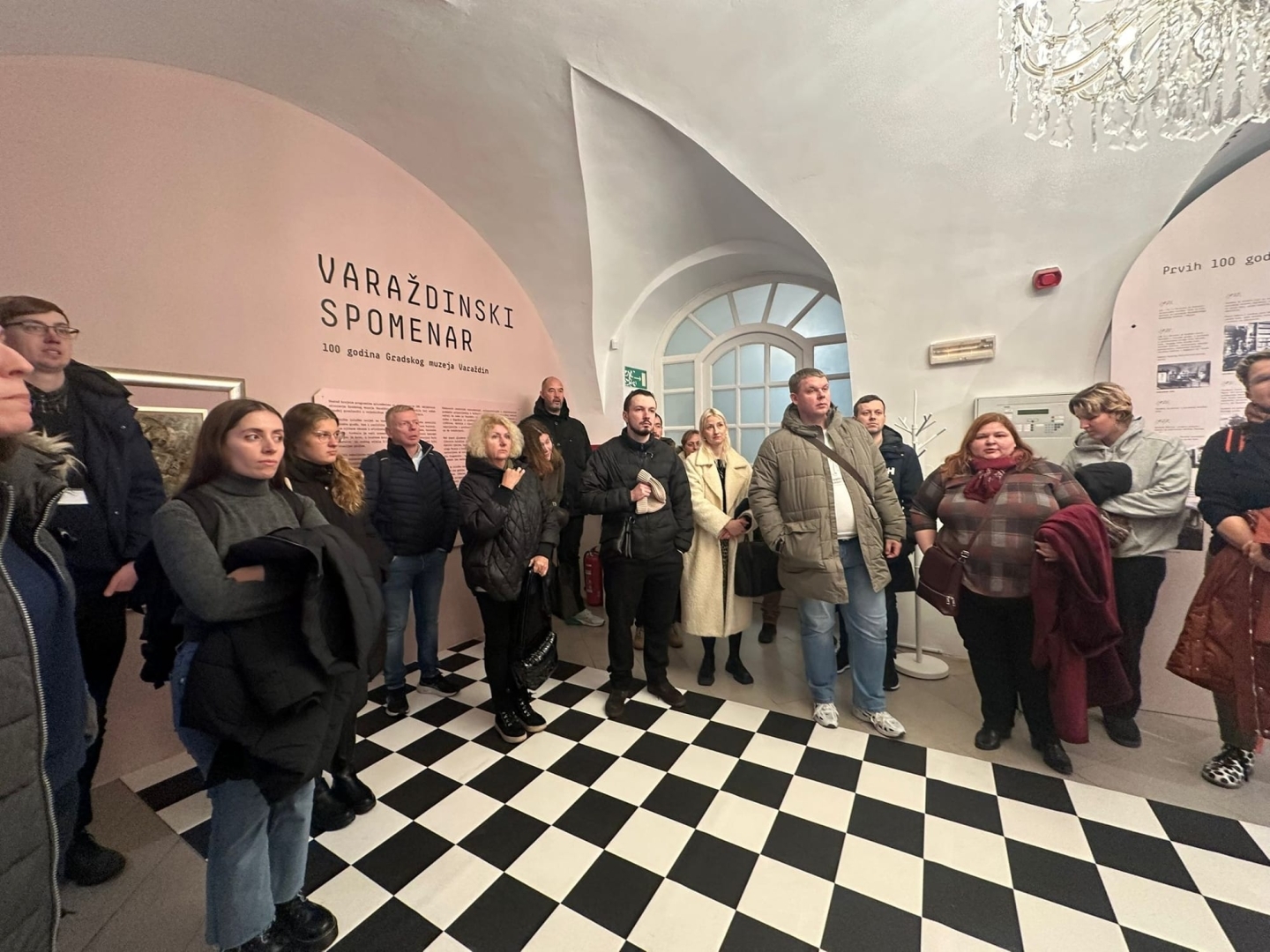 Erasmus+ projekta dalībnieki muzeja “Varaždinski spomenar” apmeklējuma laikā.