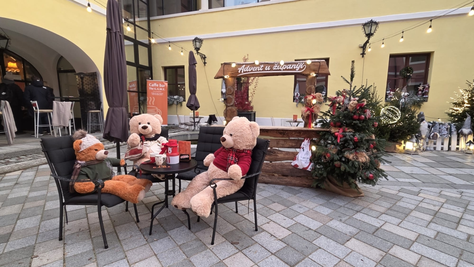 Ziemassvētku tirdziņa noformējums ar dekoratīviem lāčiem un eglīti Varaždinā