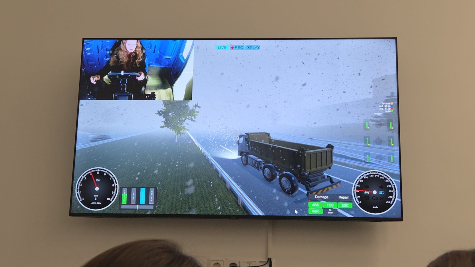 VR simulācijas demonstrācija ar kravas transportlīdzekļa vadīšanu projekta apmācību laikā.