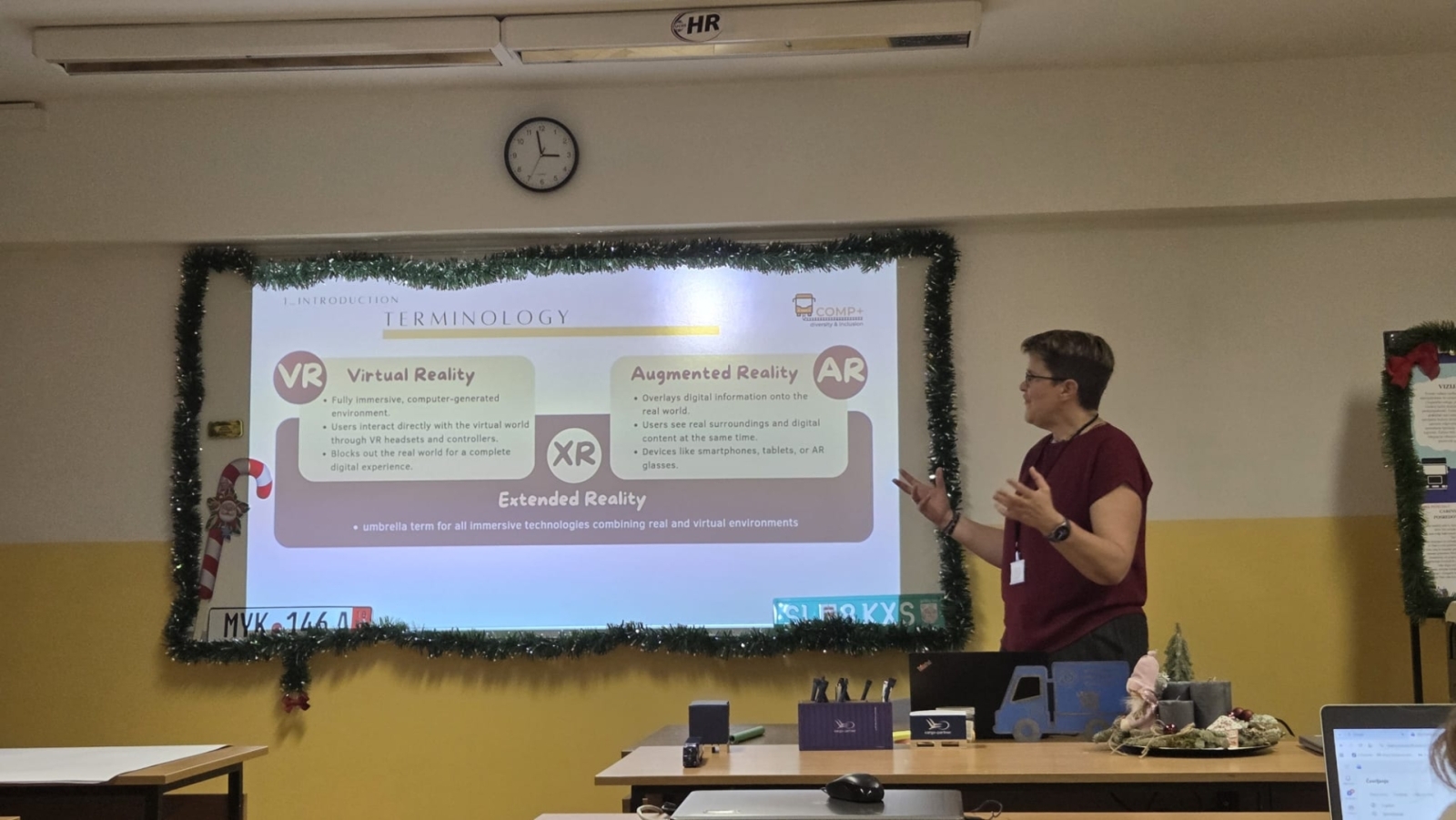 Pedagogs prezentē mācību materiālus par virtuālo un paplašināto realitāti LTTA apmācībās.