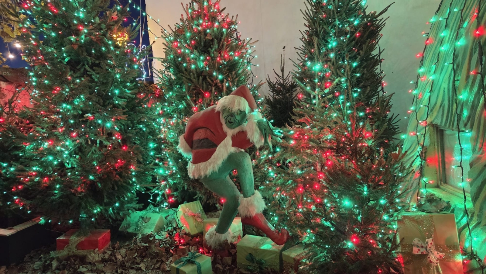 Ziemassvētku instalācija ar tēlu Grinču un svētku noformējumu.