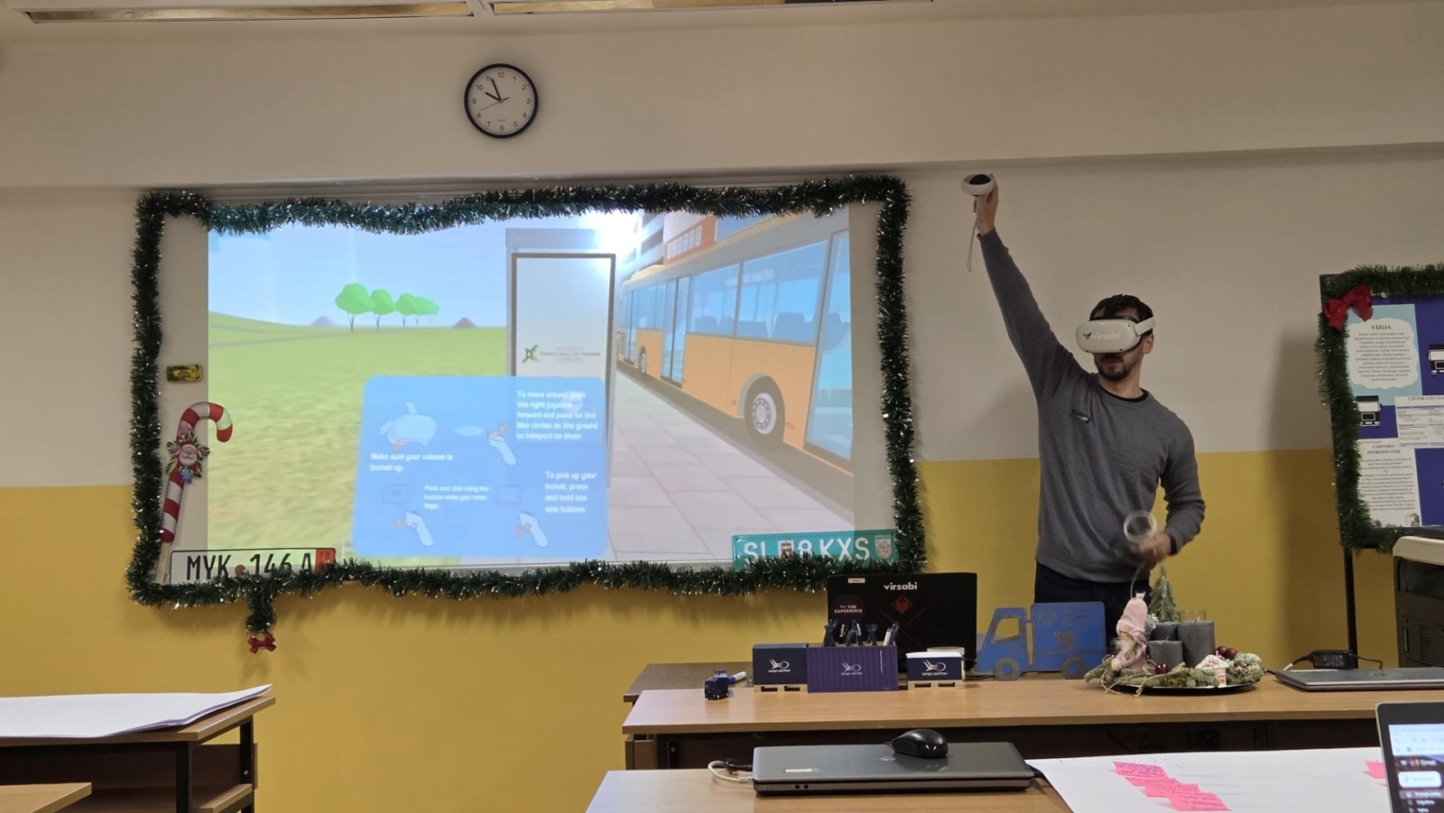 Apmācību laikā dalībnieks demonstrē VR simulāciju, kas paredzēta iekļaušanas un daudzveidības prasmju attīstīšanai.