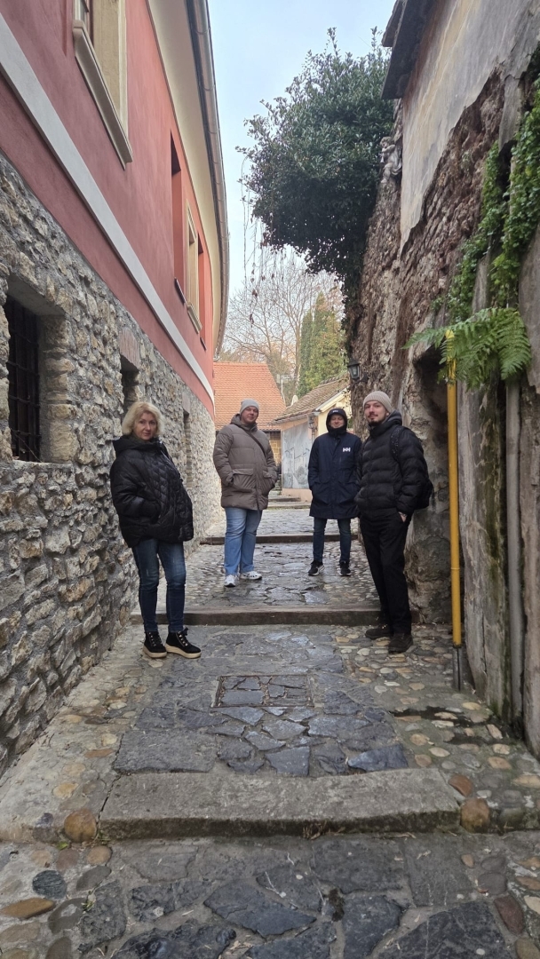 Erasmus+ projekta dalībnieki pastaigā pa Varaždinas vecpilsētas šauru ieliņu.