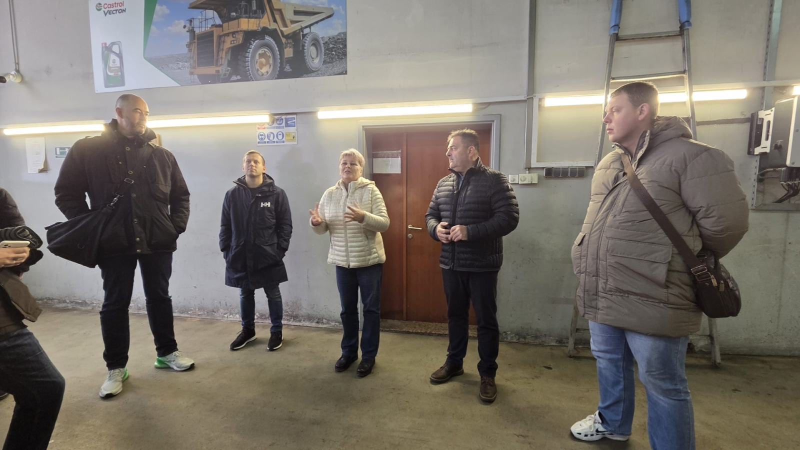 Erasmus+ projekta dalībnieki tehniskajā telpā klausās informāciju par profesionālās izglītības un transporta nozares jautājumiem.