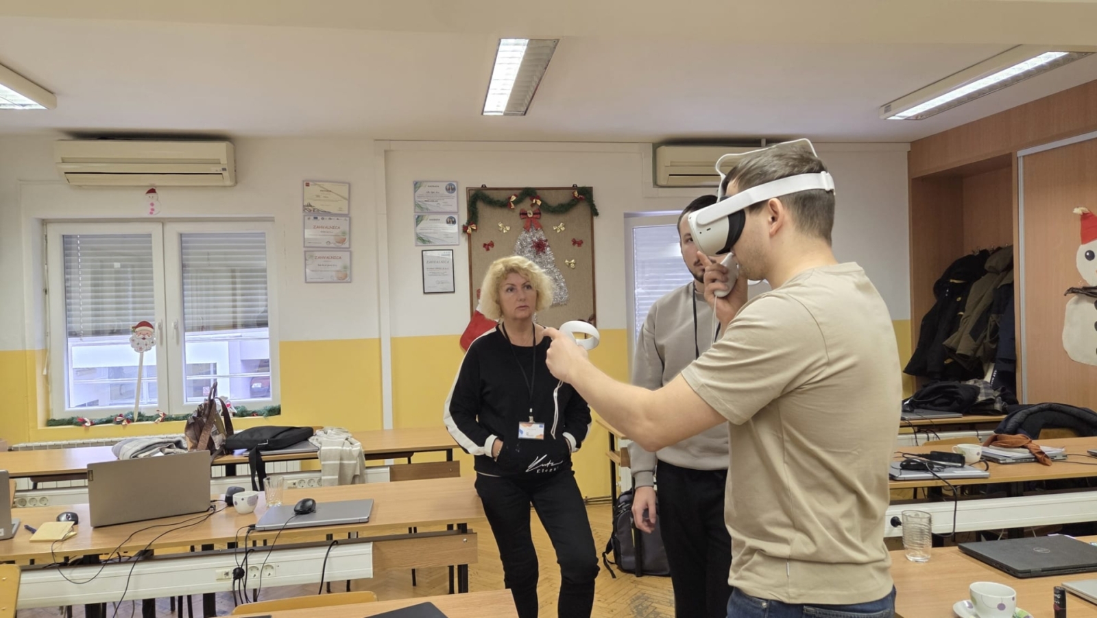 Projekta dalībnieki izmēģina VR aprīkojumu un apspriež tā izmantošanu mācību procesā.