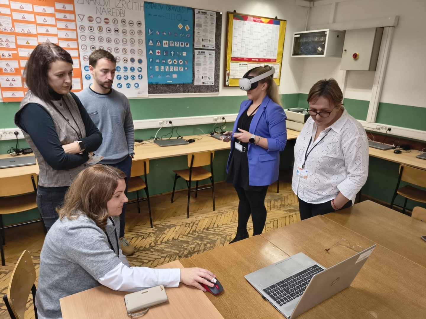 Pedagogi un projekta partneri iepazīstas ar VR risinājumiem profesionālās izglītības apmācībās.