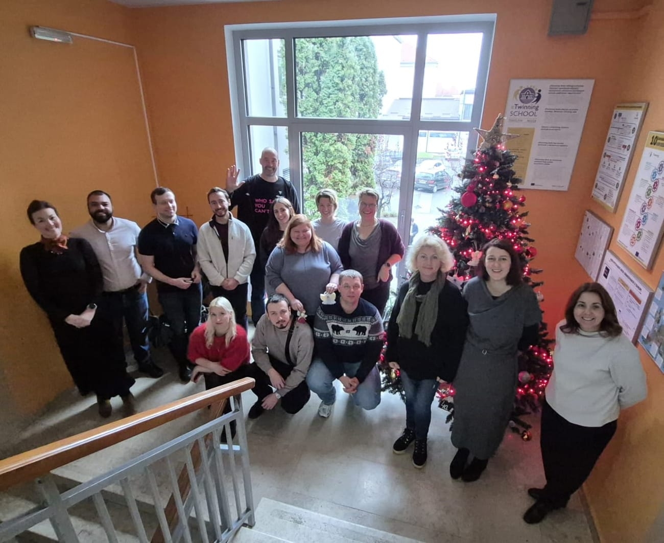 Projekta dalībnieku praktiska darbošanās ar digitālajiem mācību materiāliem un e-vides risinājumiem.