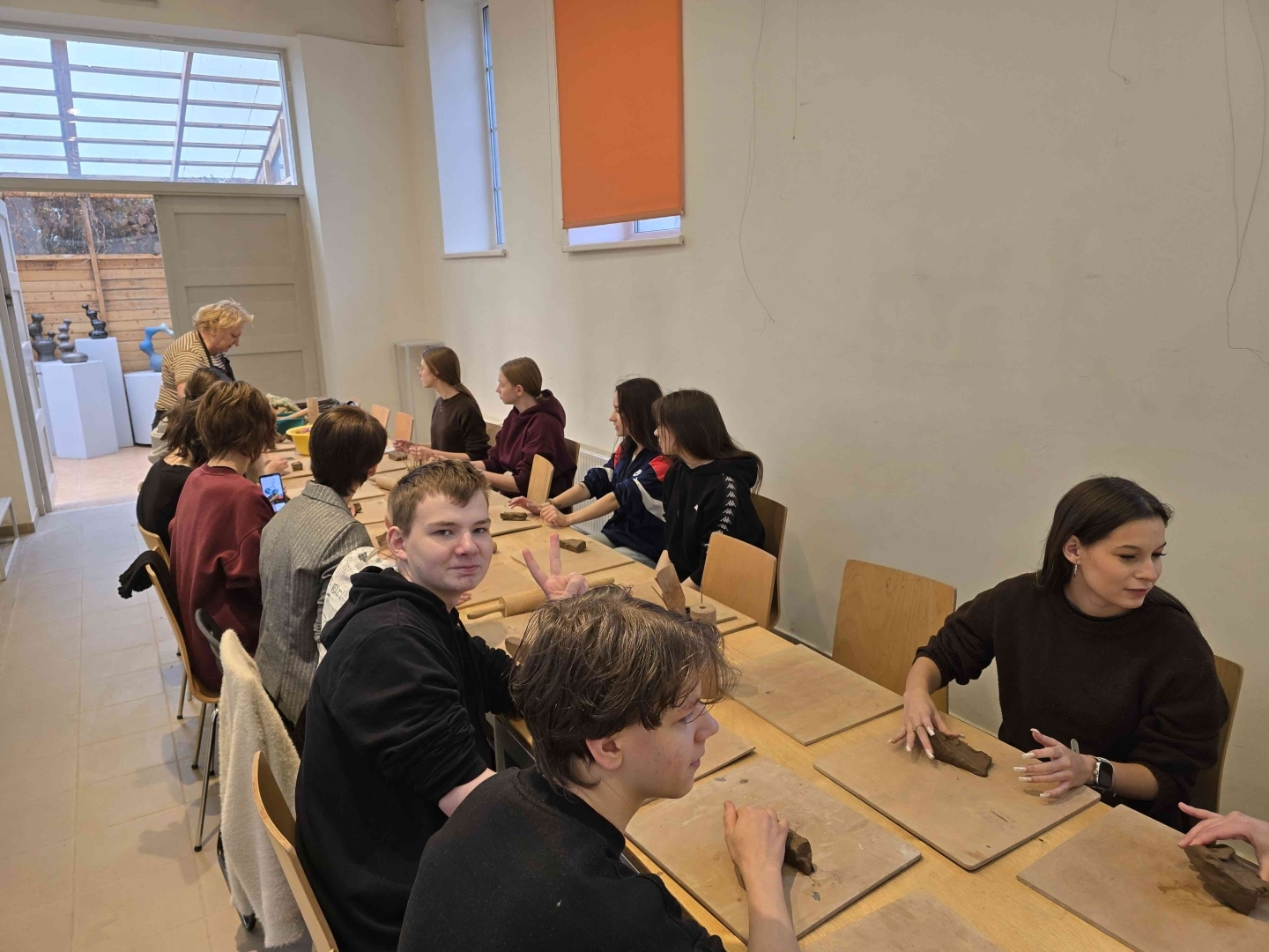 Izglītojamie keramikas nodarbībā pie darba galdiem veido darbus no māla Daugavpils Māla mākslas centrā